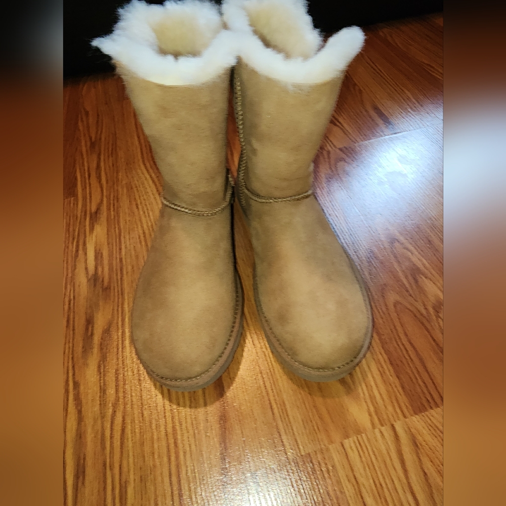 UGG Chestnut Ankle Boots with Shearling - Picture 4 of 10